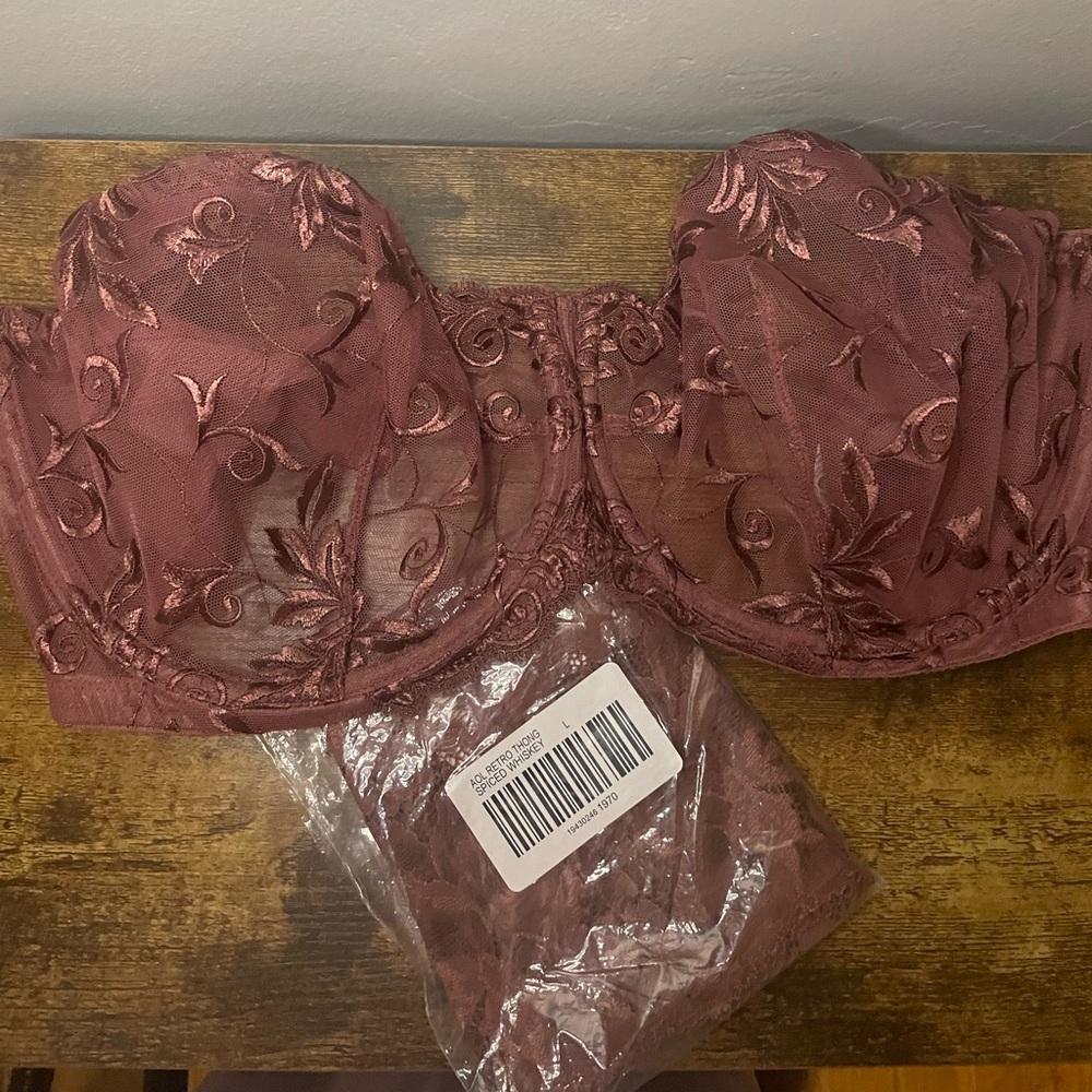 Soma Sensuous Lace Bra and Vintage Lace Thong (Large) Set.